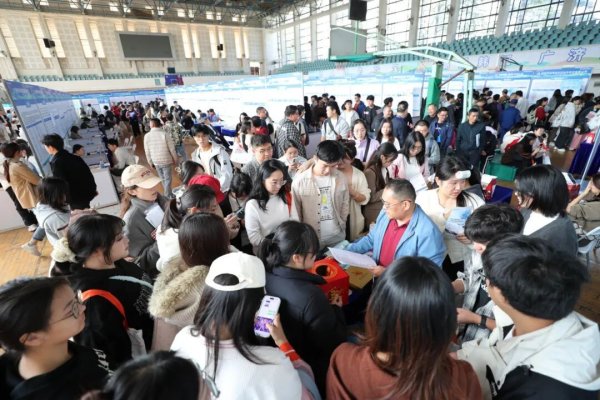 京海配资 7场！超1.56万人次！南粤“求贤令”引爆武汉！